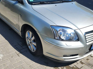 Toyota Avensis foto 2