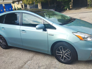 Toyota Prius v foto 2