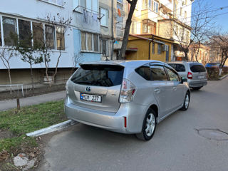 Toyota Prius v foto 3