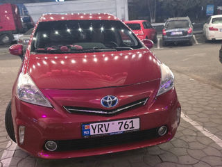 Toyota Prius v foto 2