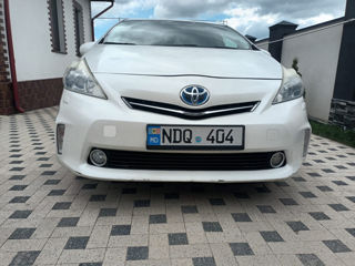 Toyota Prius v foto 6