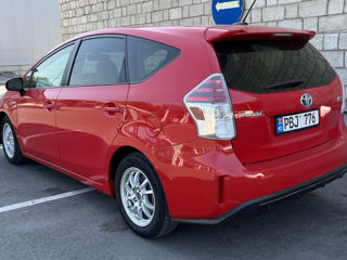 Toyota Prius v foto 3