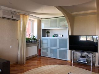 Traian. Apartament  in 2 nivele cu reparatie dupa proiect de design. foto 4