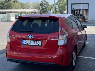 Toyota Prius v foto 2