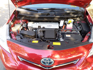 Toyota Prius v foto 6