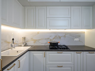 Bucătărie albă frezată în stil neoclasic foto 6