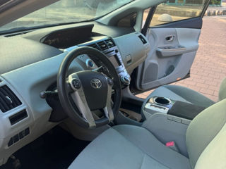 Toyota Prius v foto 5