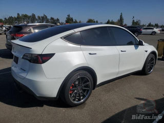 Tesla Model Y foto 3