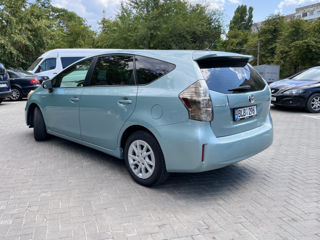 Toyota Prius v foto 2