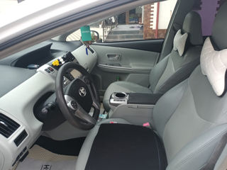 Toyota Prius v foto 4