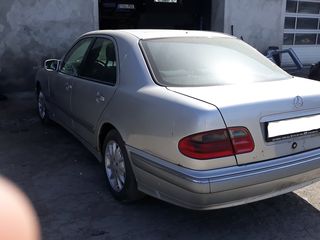 Mercedes E 210 foto 6