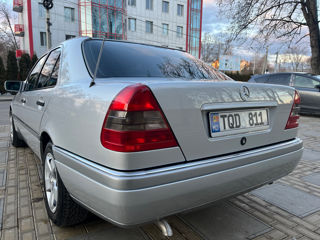 Mercedes C-Class foto 2