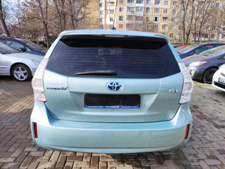 Toyota Prius v foto 11