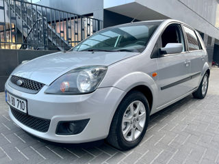 Ford Fiesta foto 1