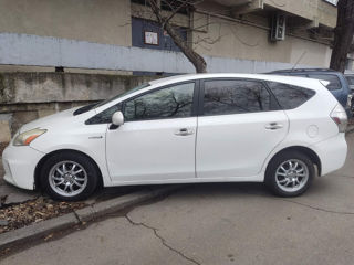 Toyota Prius v foto 2