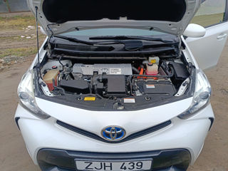 Toyota Prius v foto 5