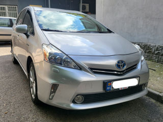 Toyota Prius v foto 2