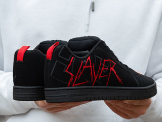 DC х Slayer Court Graffik Unisex foto 6