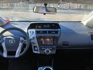 Toyota Prius v foto 7