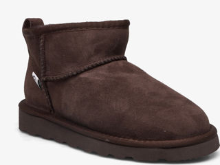 Shearling boots