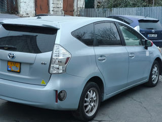 Toyota Prius v foto 4