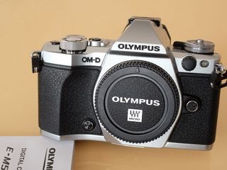 Olympus OM-D E-M5 Mark II Mirrorless Camera w/ 25mm f/1.8 Lens foto 8