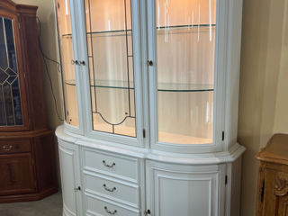vitrine…vitrine de culoare alba,produs din lemn, витрины...белые витрины, изделия из дерева