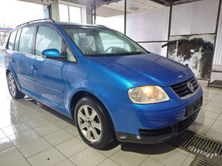 Volkswagen Touran foto 2