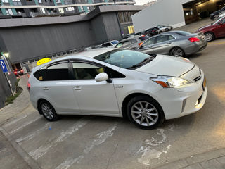 Toyota Prius v foto 1