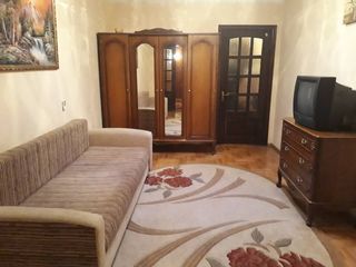 Euro reparatie!Apartament cu 2 odai, Buiucani str.Alba Iulia ,Flacara,conditili super.Pret 220 evro! foto 2