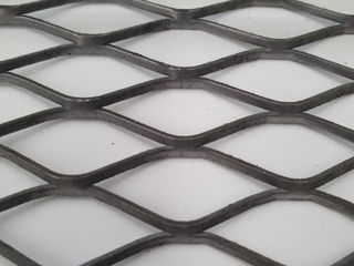 Plasă expandată - decorativă în foi, din metal negru. 400 lei/m.p.