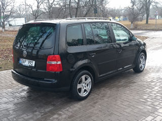 Volkswagen Touran foto 3