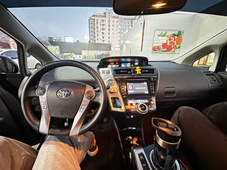 Toyota Prius v foto 8