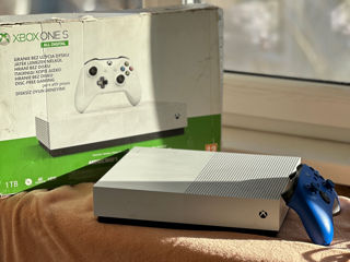 Продаю Xbox one s 1TB