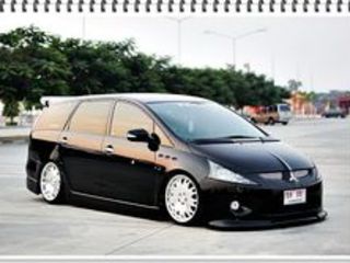 Mitsubishi Grandis foto 1