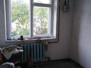 Vînd apartament cu două camere si bucătărie aparte foto 5