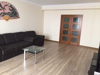 Apartament cu 2 camere, 80 m², Botanica, Chișinău foto 2