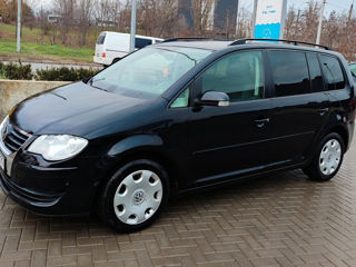 Volkswagen Touran foto 2