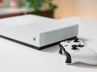 Vând Xbox One Series S ( 3500 lei ) ,  +  23 jocuri video digitale ( 350 euro, detalii mai jos)