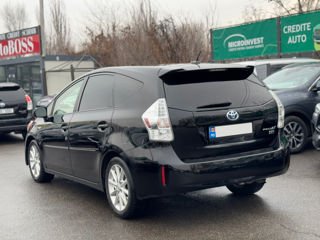 Toyota Prius v foto 7