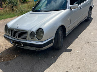 Mercedes E-Class foto 1