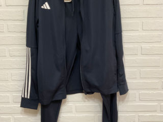 Se vinde costum sportiv original adidas foto 2