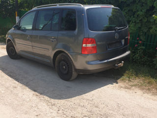 Volkswagen Touran foto 2