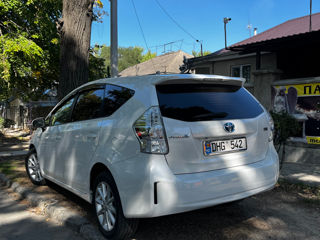 Toyota Prius v foto 2