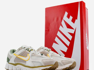 Nike Wmns Air Zoom Vomero 5 Pale Ivory Oil Green Women's foto 2