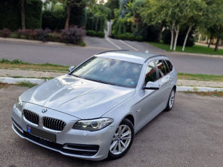 BMW 5 Series Touring foto 2