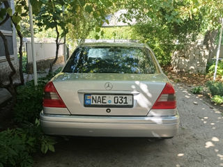 Mercedes C-Class foto 3