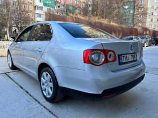 Volkswagen Jetta foto 4