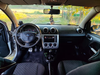 Ford Fiesta фото 9