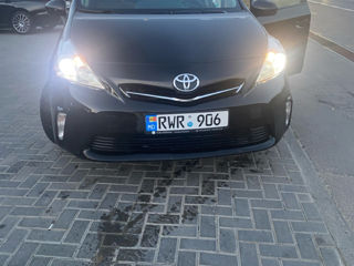 Toyota Prius v foto 2